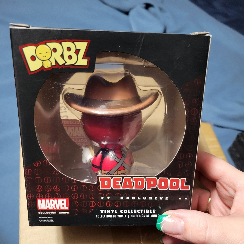Marvel Collector Deadpool - Picture 3 of 3